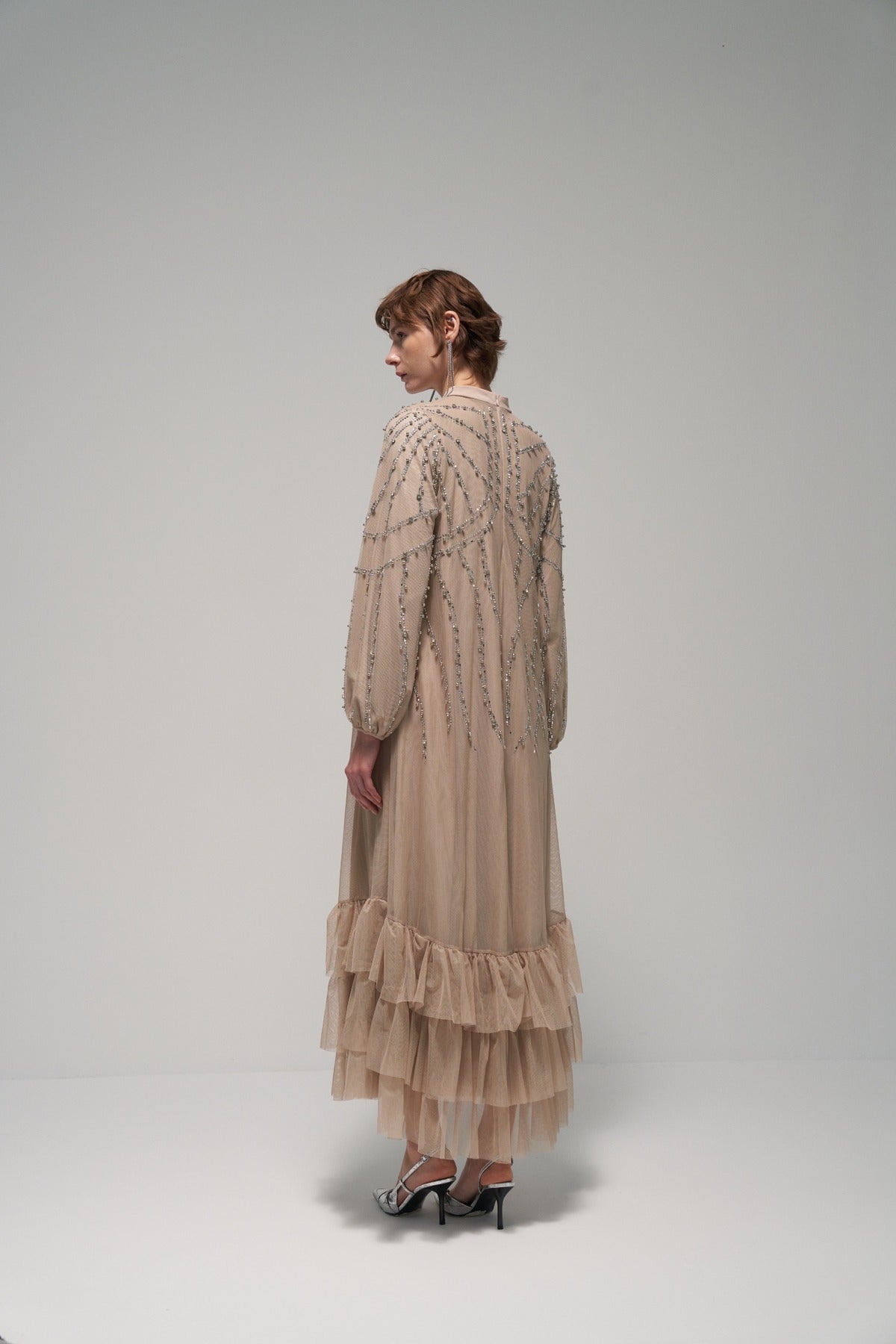 Eteği Fırfır Detaylı Taş Baskılı Elbise - bej