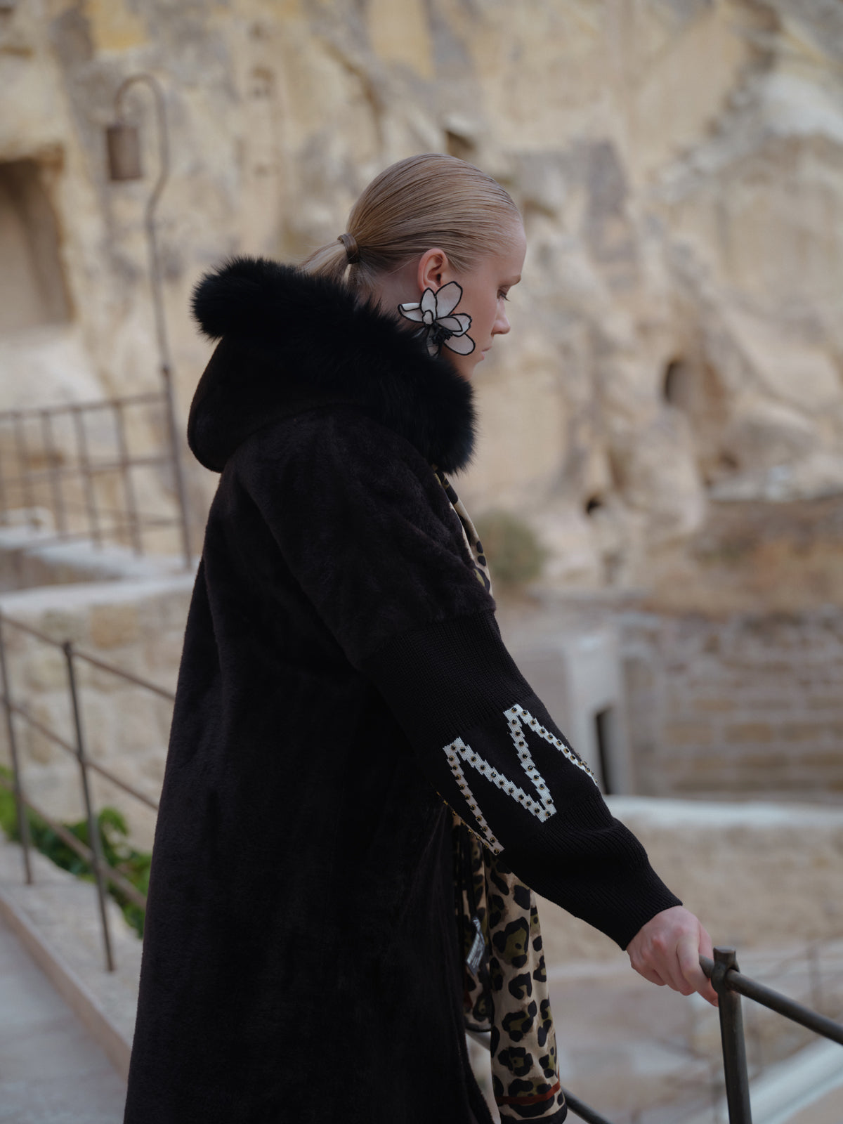 Kolları Desenli Triko Kapüşon Kürk Detaylı Fermuarlı Kaban - siyah