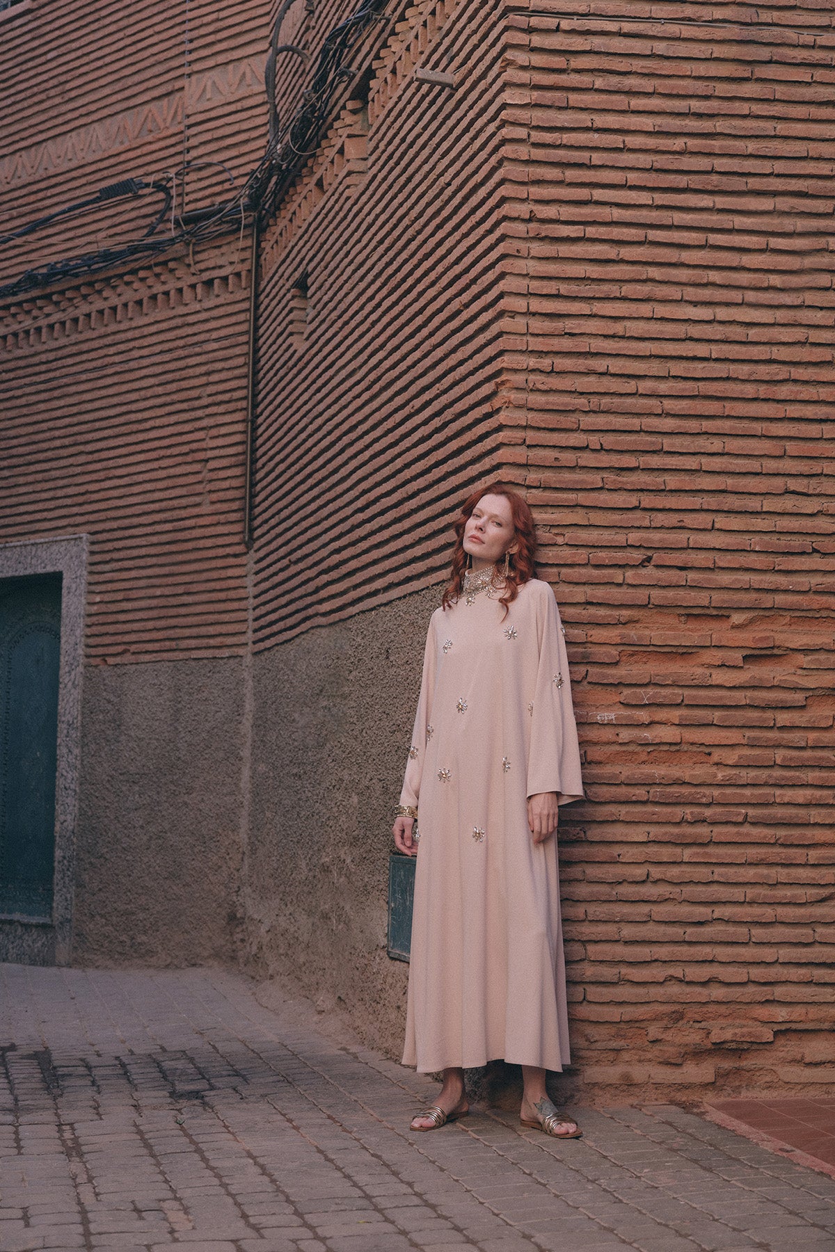 Full Taş Detaylı Elbise - Bej