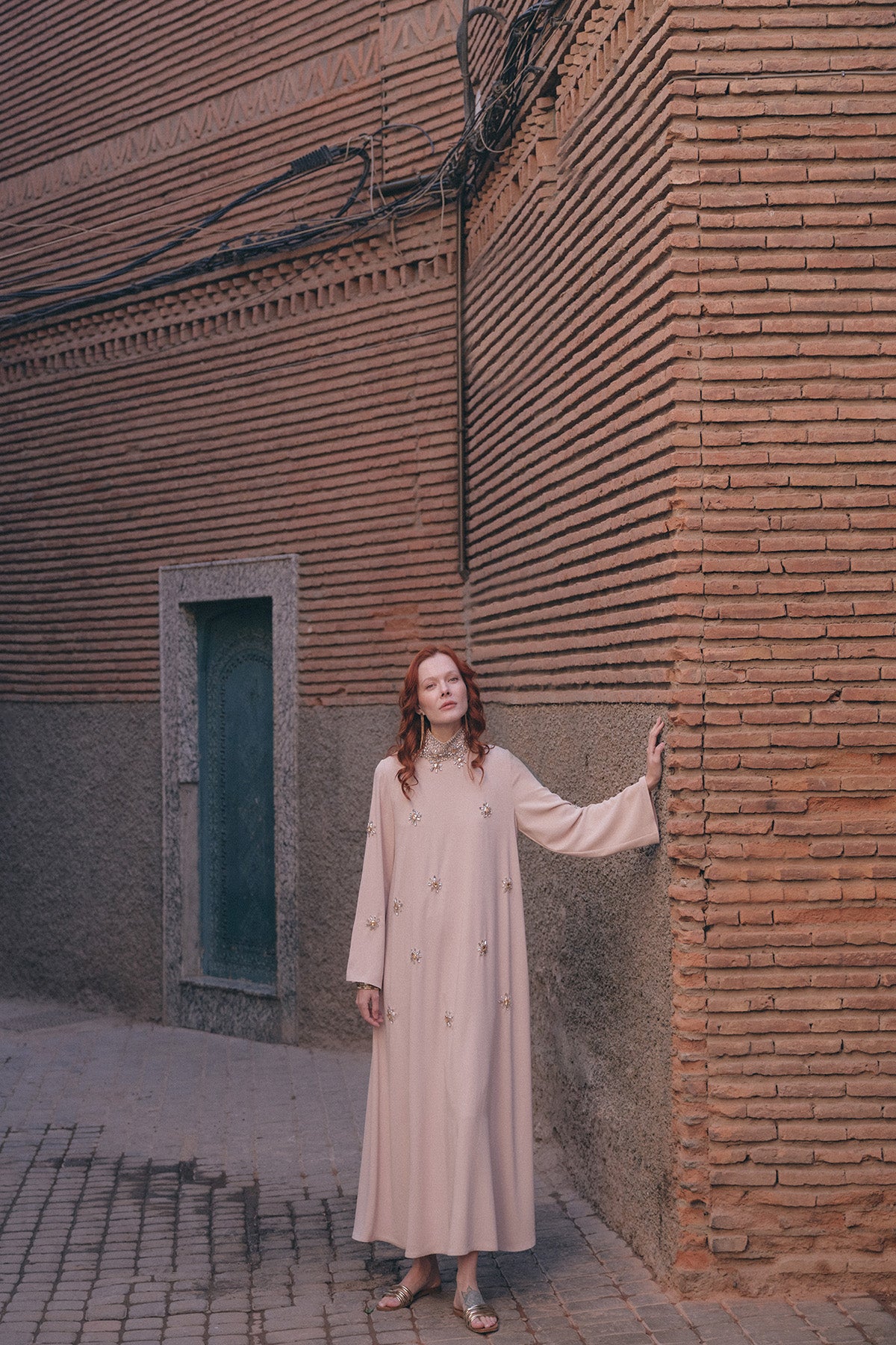 Full Taş Detaylı Elbise - Bej