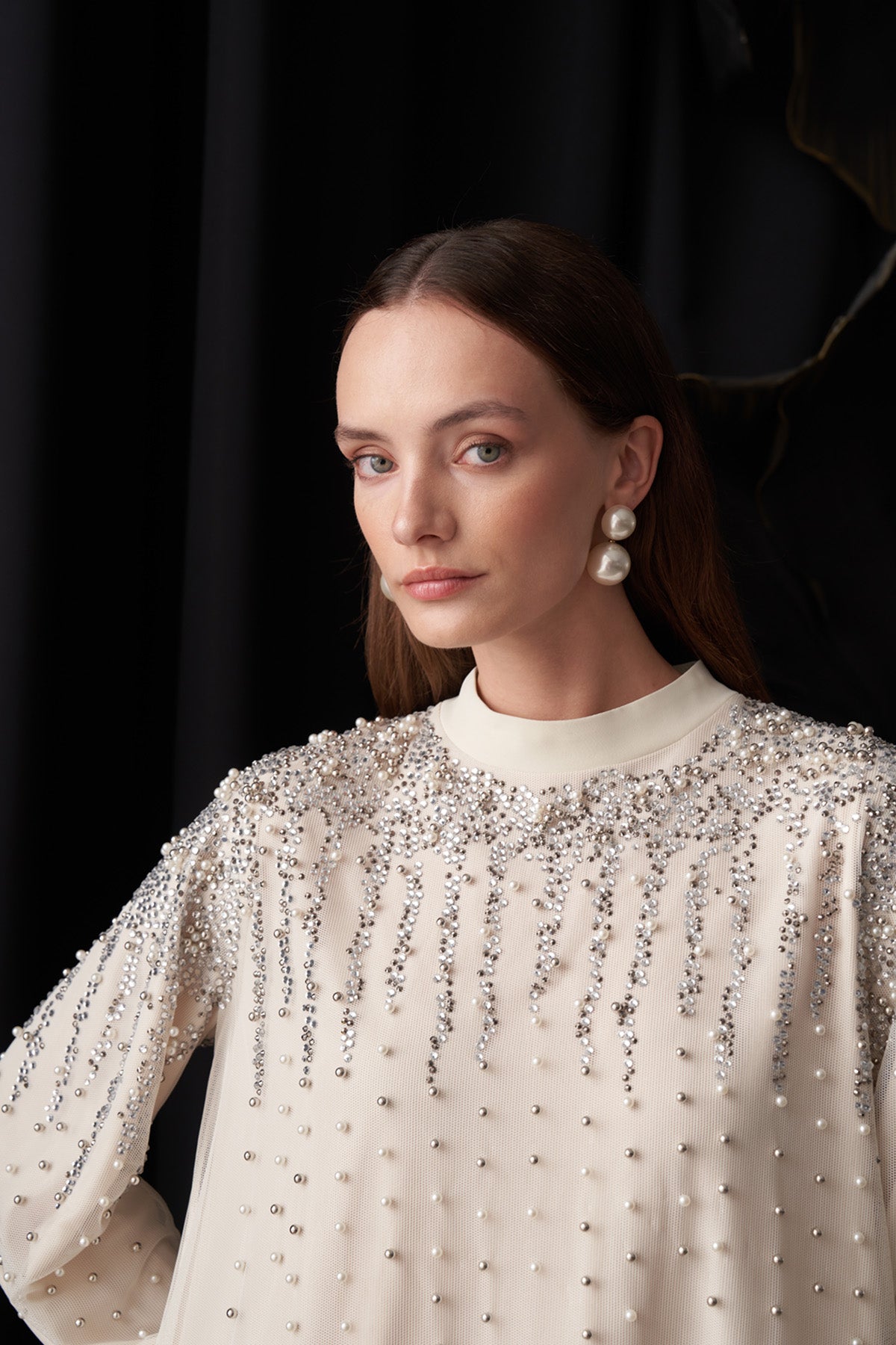 Yakası Sarkık Taşlı Kol Arası Piliseli Elbise - Krem