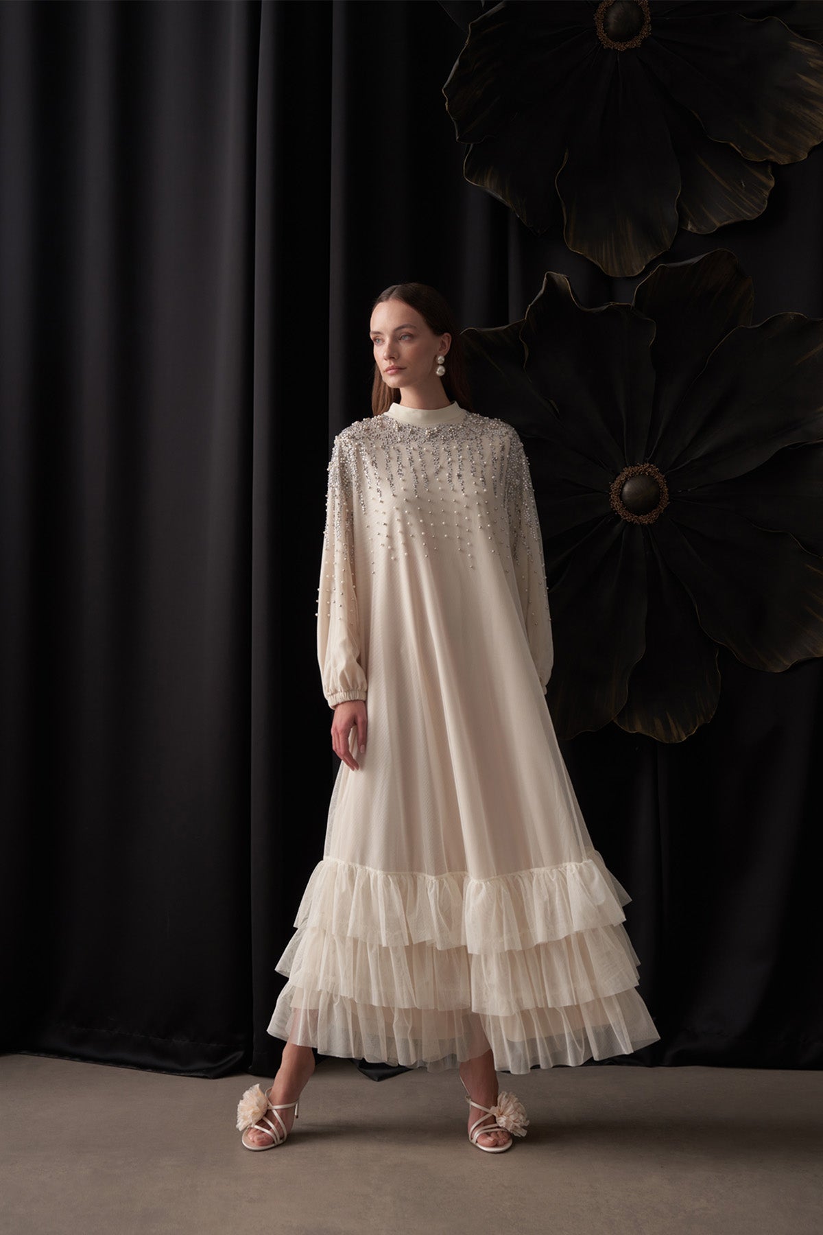 Yakası Sarkık Taşlı Kol Arası Piliseli Elbise - Krem