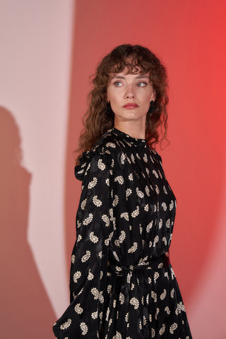 Nervür Detaylı Fırfırlı Kol Uçları Lastikli Desenli Jakar Elbise - Siyah