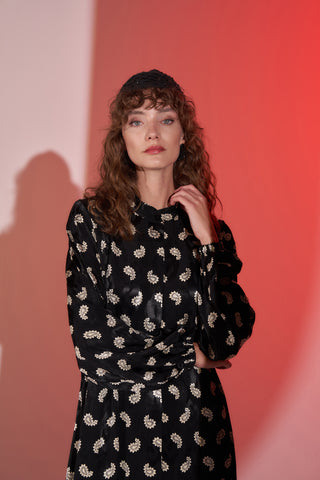 Önü Patlı Kolları Lastikli Şal Desen Jakar Elbise - Siyah