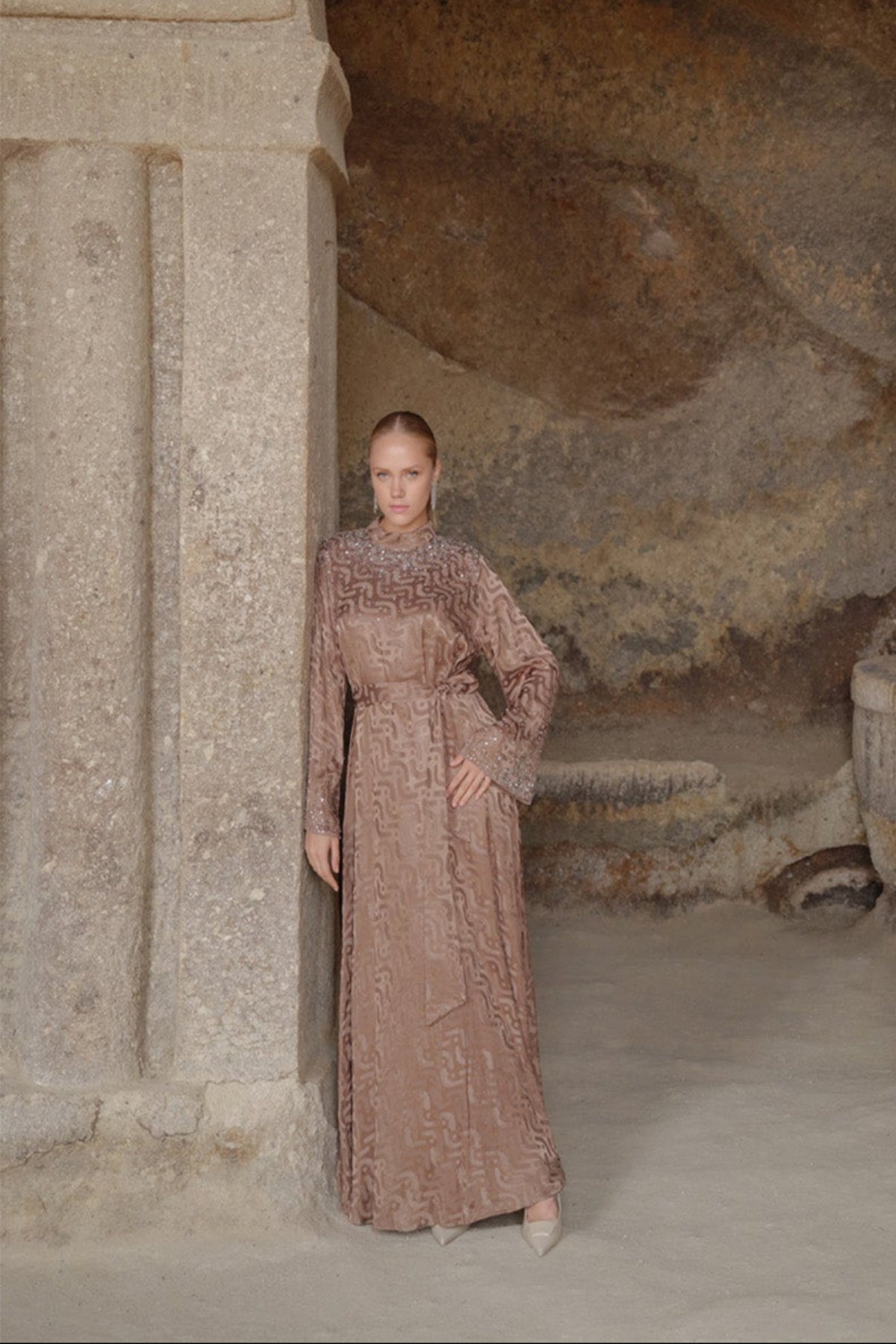 Yaka Çevresi ve Kol Uçları İnçi Çakım Detaylı Elbise - vizon