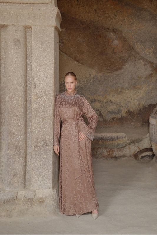 Yaka Çevresi ve Kol Uçları İnçi Çakım Detaylı Elbise - vizon