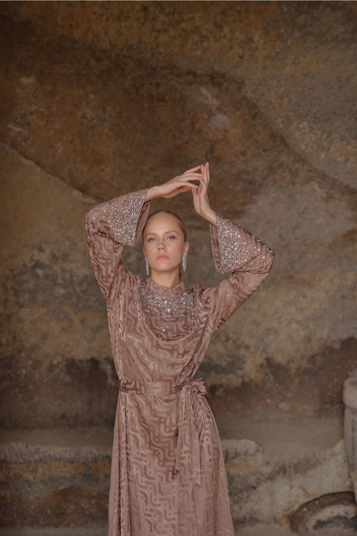 Yaka Çevresi ve Kol Uçları İnçi Çakım Detaylı Elbise - vizon