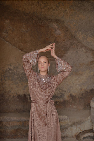 Yaka Çevresi ve Kol Uçları İnçi Çakım Detaylı Elbise - vizon