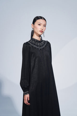 Ön Yaka ve Kol Uçları El İşi Taş Desen Detaylı Elbise - siyah