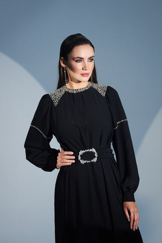 Yaka ve Omuzlarda Taş İşleme Detaylı Kemerli Elbise - siyah