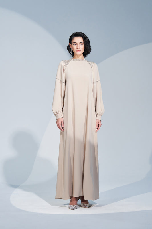 Yaka ve Omuzlarda Taş İşleme Detaylı Kemerli Elbise - bej