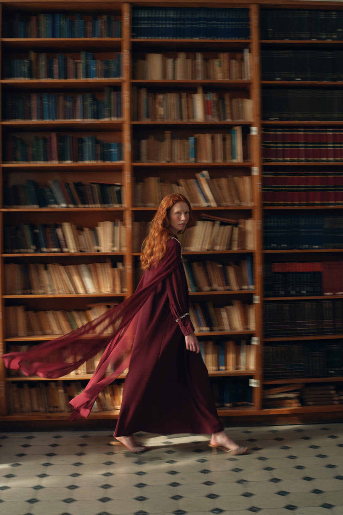 Omuz ve Yaka El İşi Taş İşlemeli Kol Pelerin Detaylı Elbise - bordo