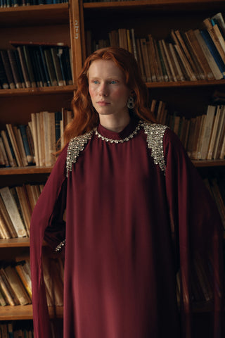 Omuz ve Yaka El İşi Taş İşlemeli Kol Pelerin Detaylı Elbise - bordo