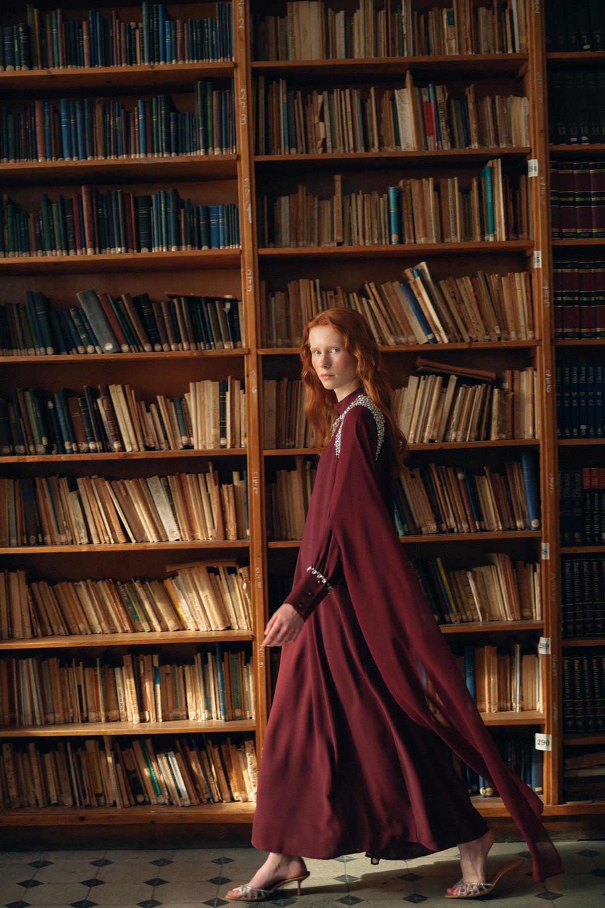 Omuz ve Yaka El İşi Taş İşlemeli Kol Pelerin Detaylı Elbise - bordo