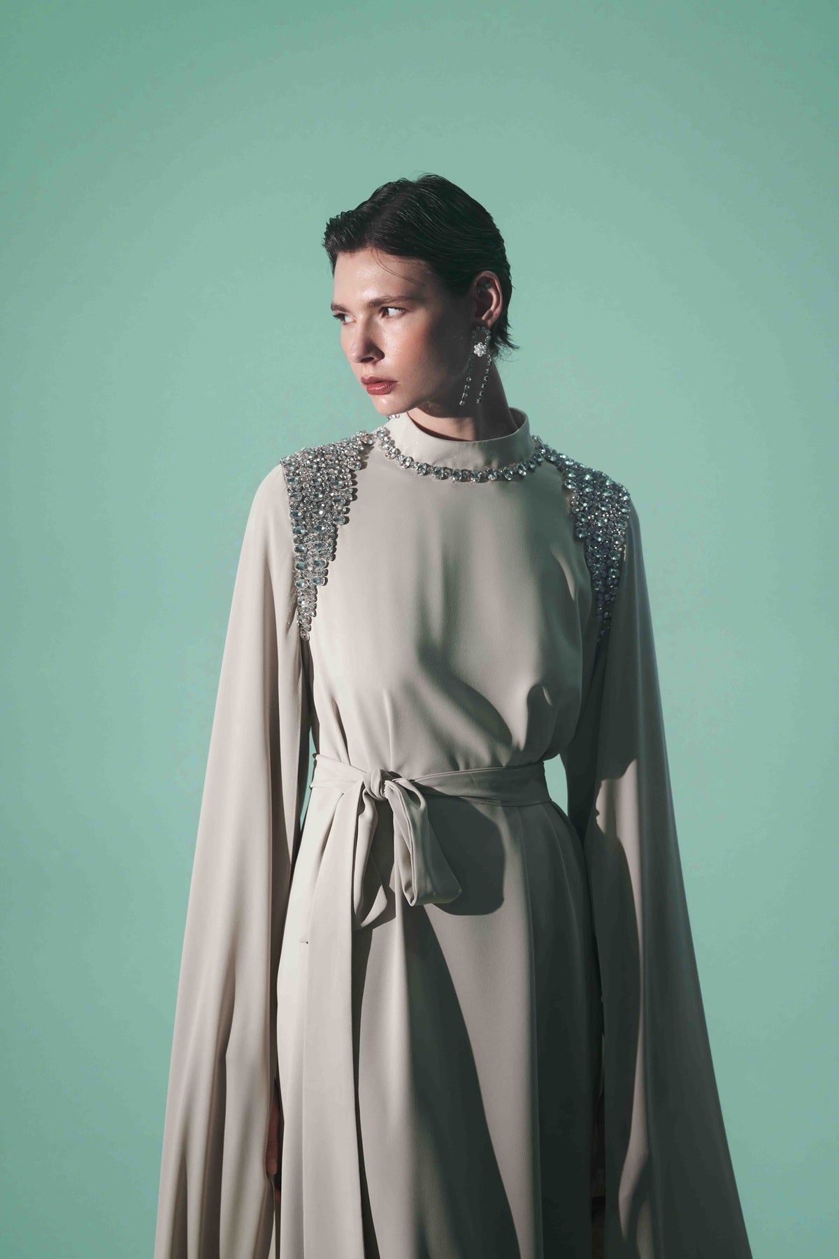 Omuz ve Yaka El İşi Taş İşlemeli Kol Pelerin Detaylı Elbise - taş