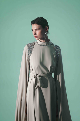 Omuz ve Yaka El İşi Taş İşlemeli Kol Pelerin Detaylı Elbise - taş