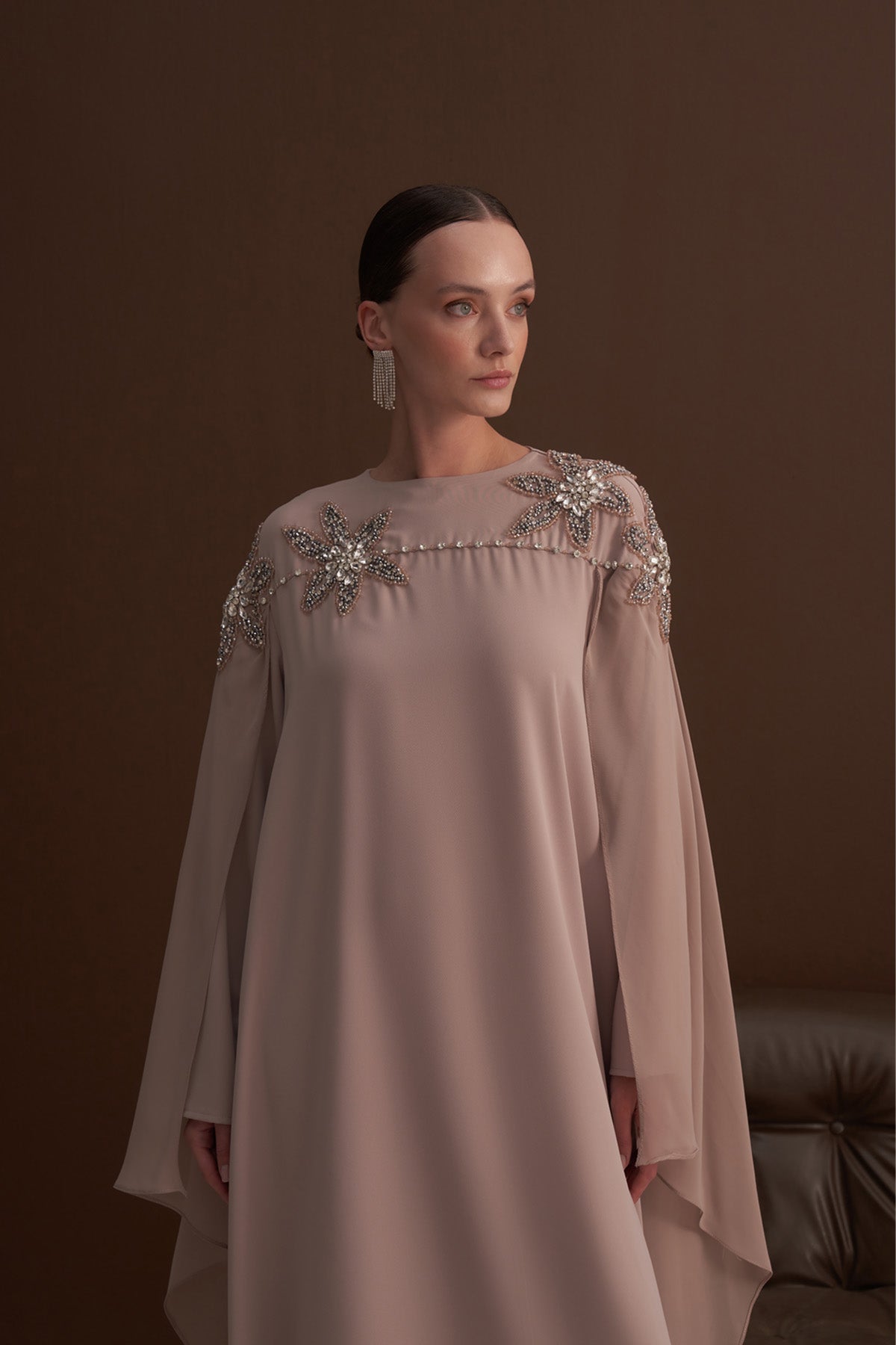 El İşi Çiçek İşleme Detaylı Pelerinli Elbise - Bej