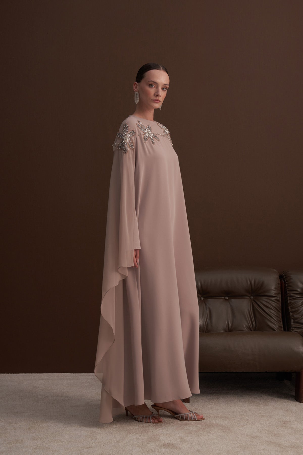 El İşi Çiçek İşleme Detaylı Pelerinli Elbise - Bej