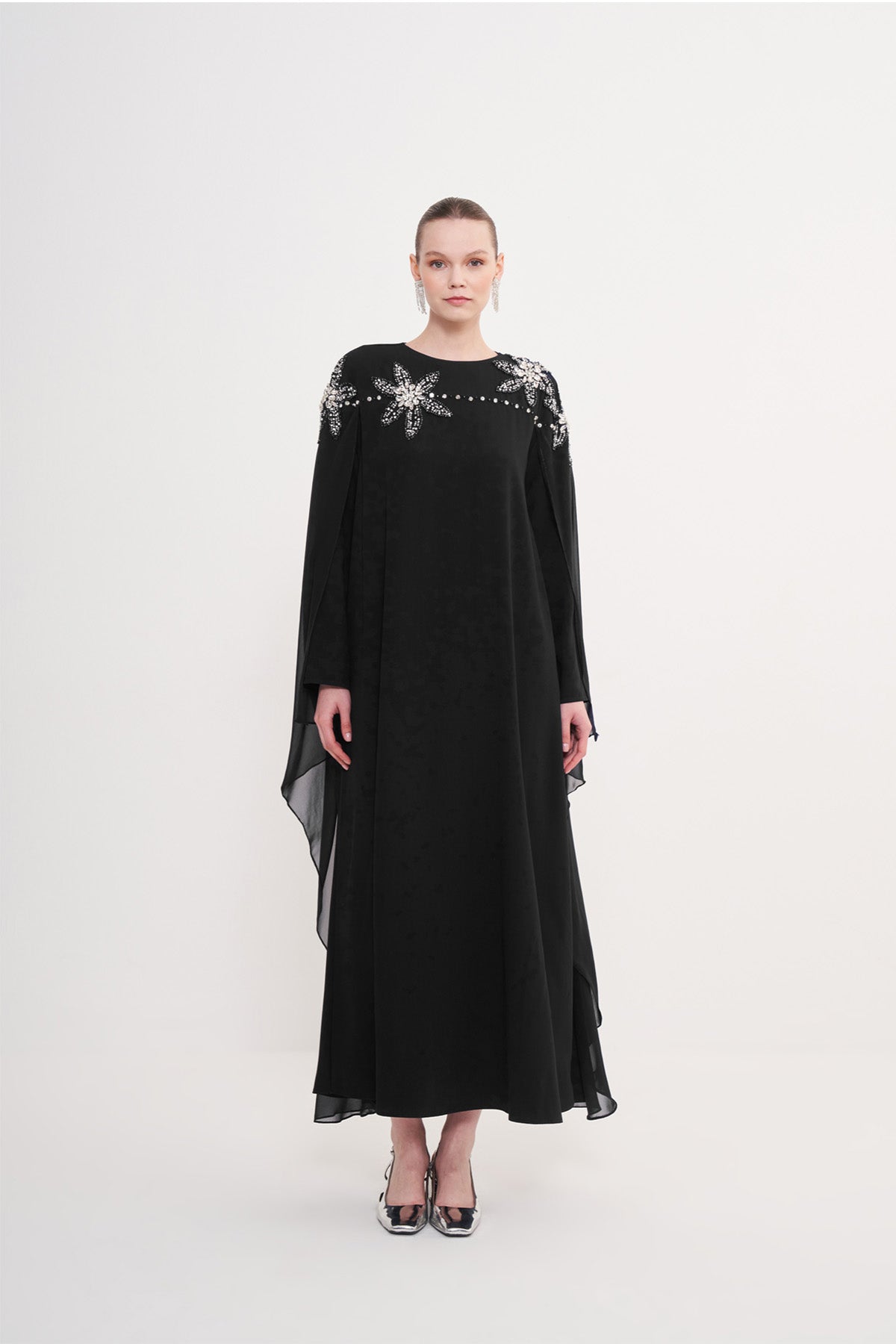 El İşi Çiçek İşleme Detaylı Pelerinli Elbise - siyah