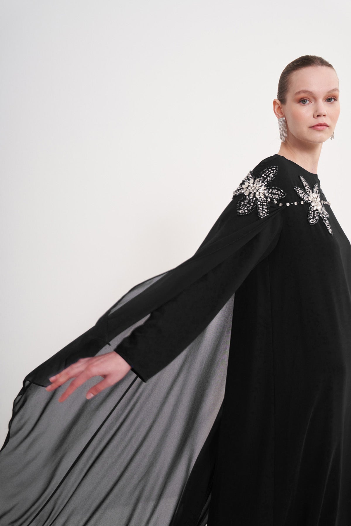 El İşi Çiçek İşleme Detaylı Pelerinli Elbise - siyah