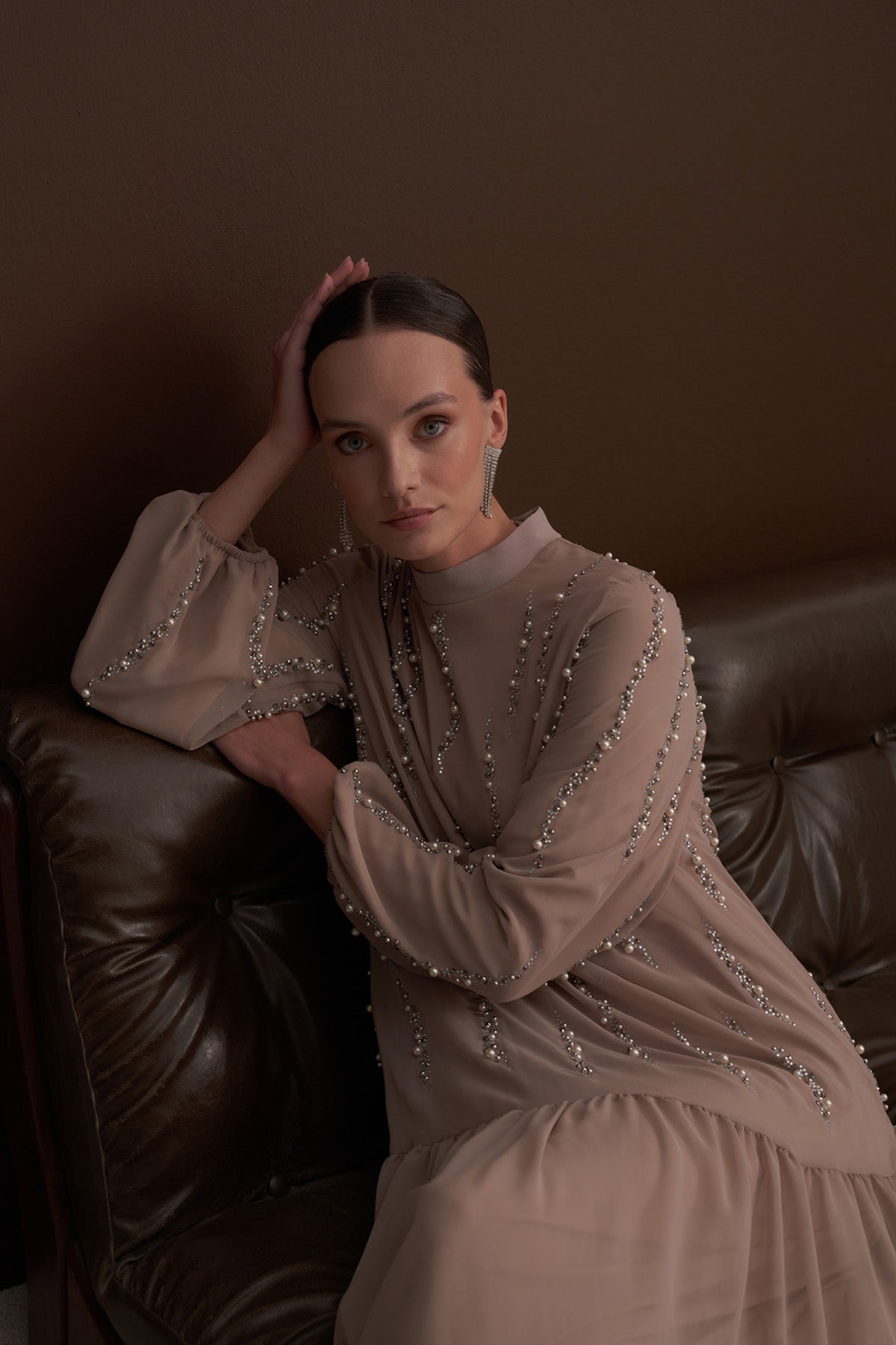 Önden Taş Baskı Detaylı Eteği Fırfırlı Elbise - bej