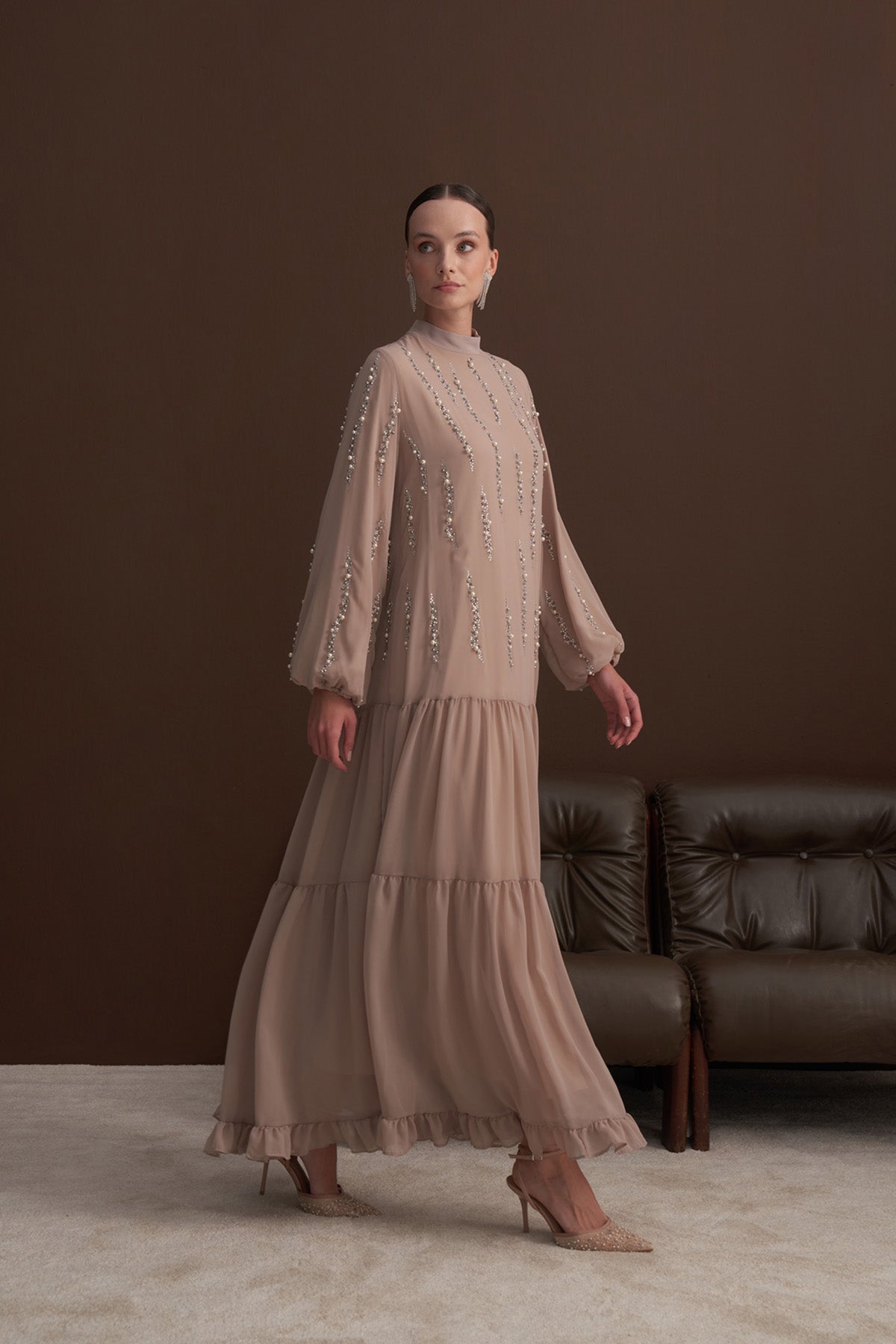 Önden Taş Baskı Detaylı Eteği Fırfırlı Elbise - bej