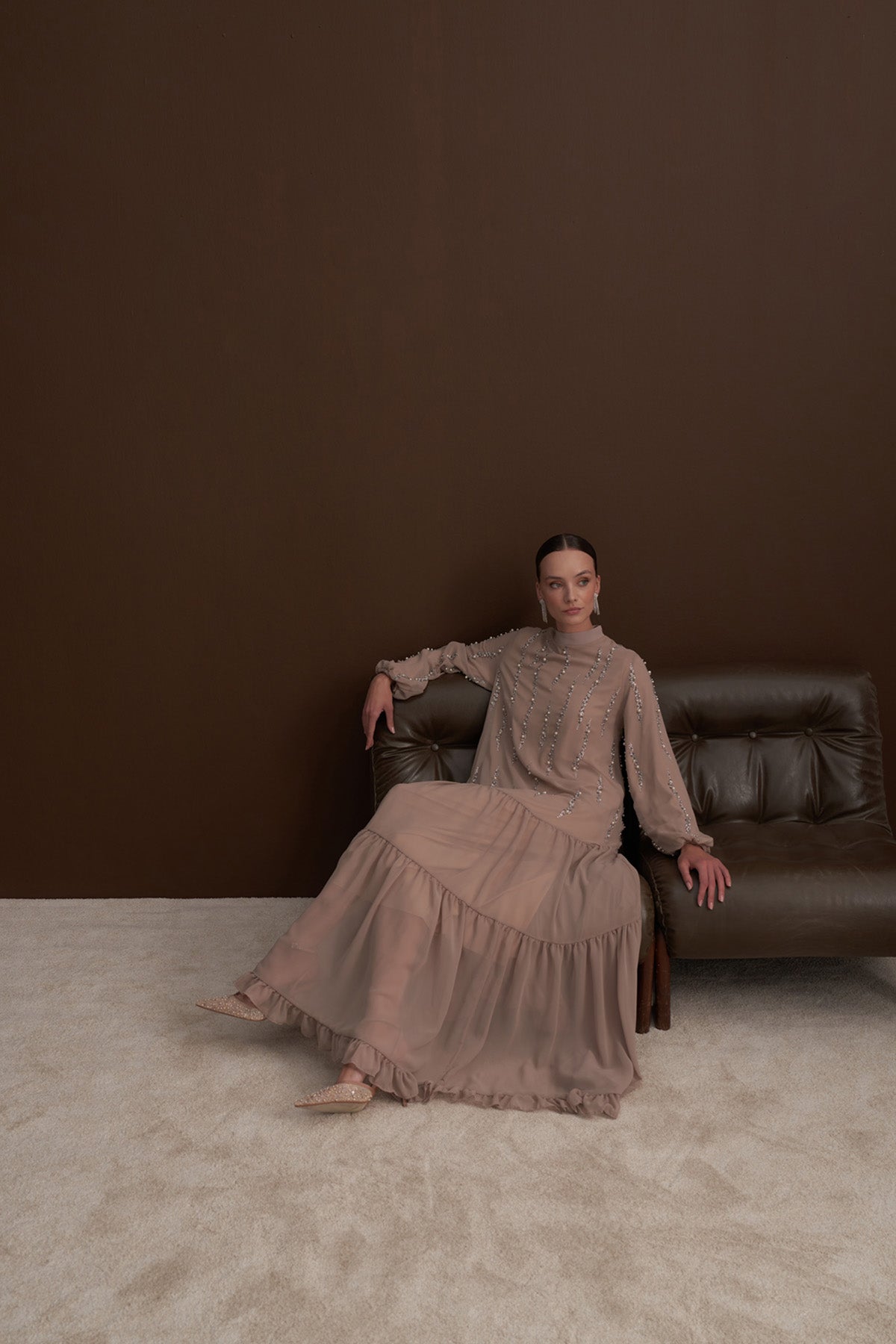 Önden Taş Baskı Detaylı Eteği Fırfırlı Elbise - bej