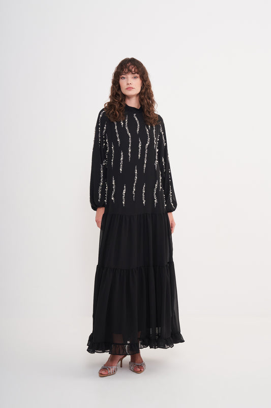 Önden Taş Baskı Detaylı Eteği Fırfırlı Elbise - siyah