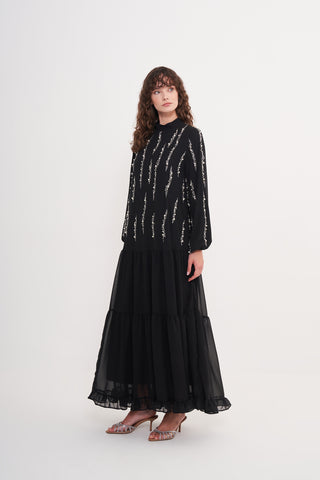 Önden Taş Baskı Detaylı Eteği Fırfırlı Elbise - siyah