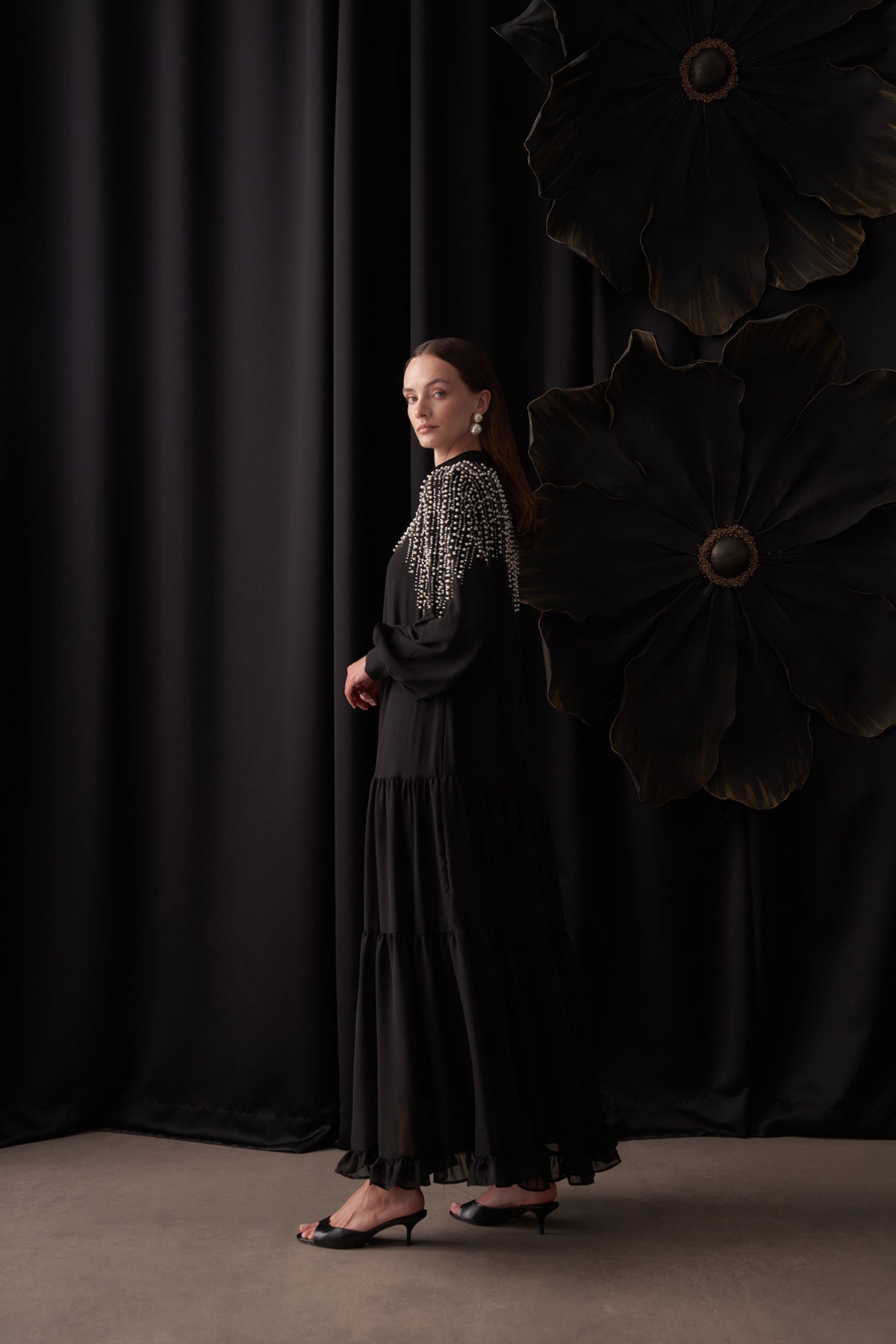 Önü Taş Boncuk Baskı ve Eteği Fırfır Detaylı Şifon Elbise - siyah