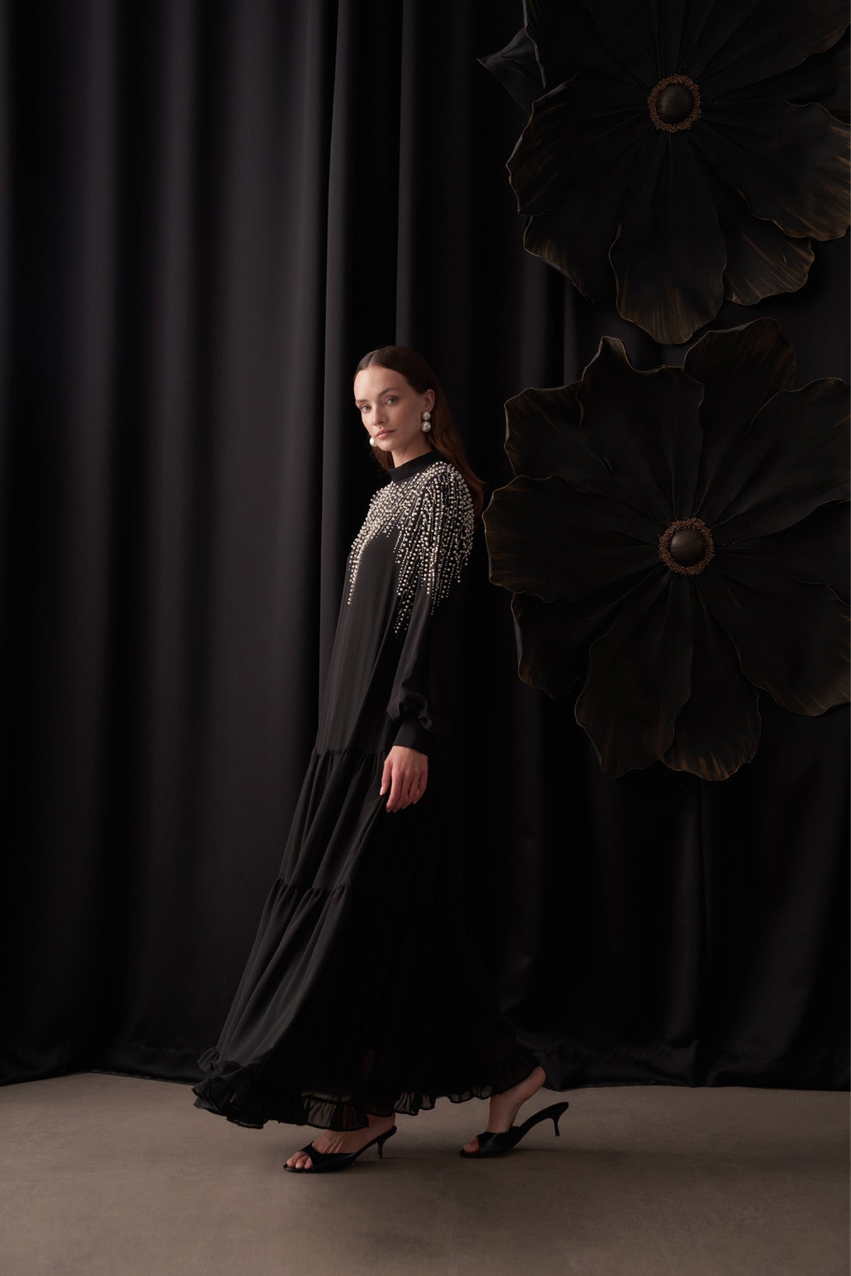 Önü Taş Boncuk Baskı ve Eteği Fırfır Detaylı Şifon Elbise - siyah