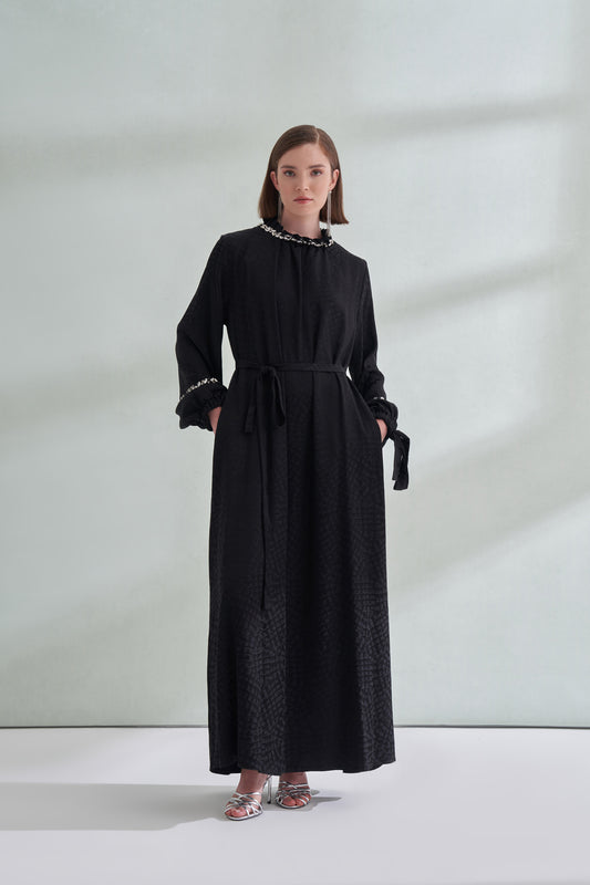 Yaka Ucu Taş ve Fırfır Detaylı Kolu Bağlamalı Jakar Elbise - siyah