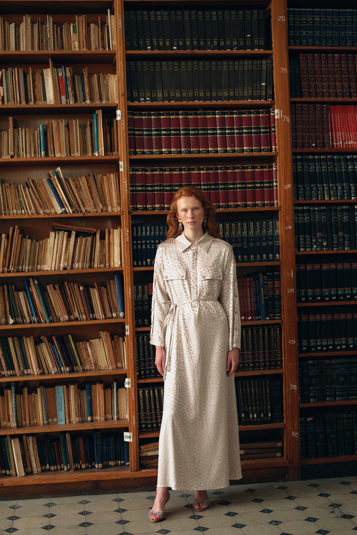 Yaka ve Ön Patlı El İşi Düğme Detaylı Elbise - bej