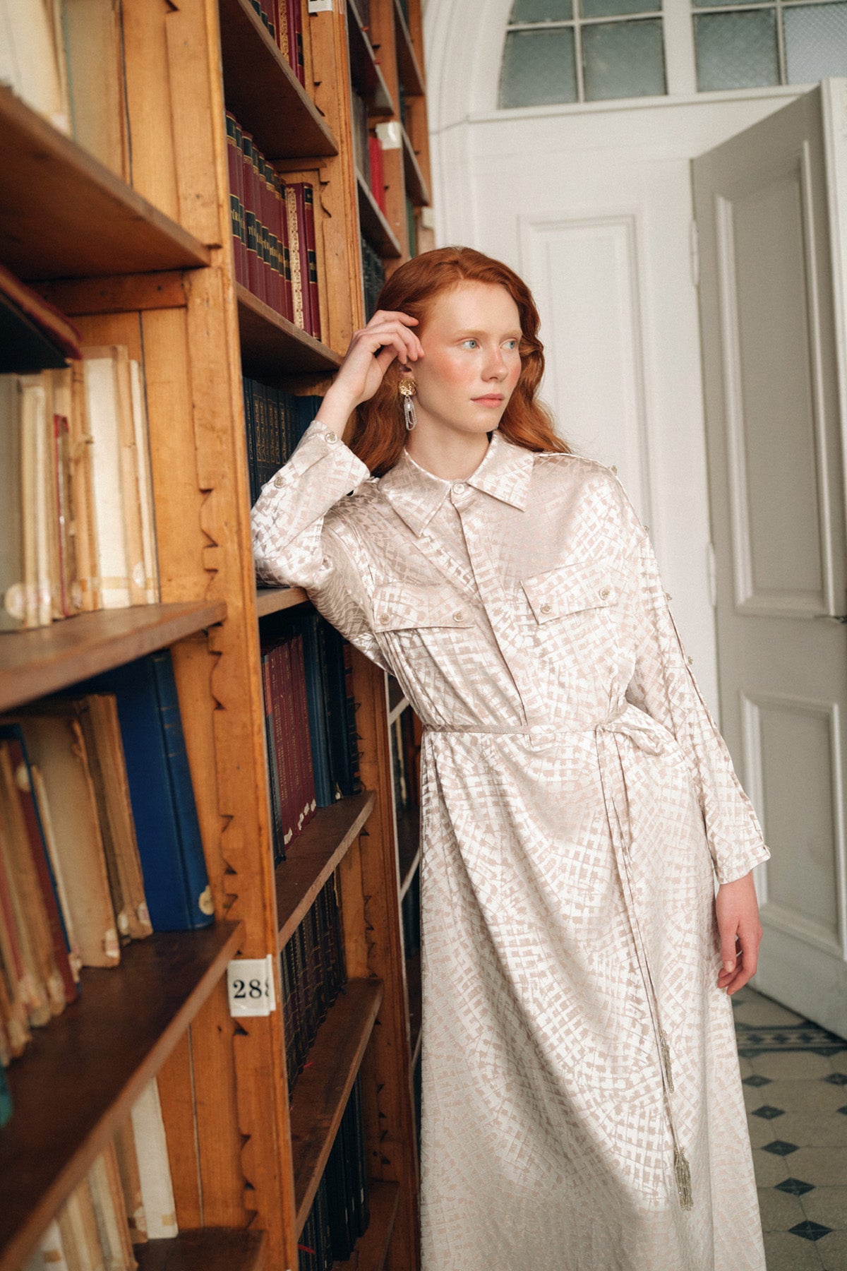 Yaka ve Ön Patlı El İşi Düğme Detaylı Elbise - bej