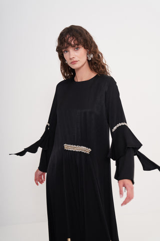 Kolları Volanlı ve Belinde Eli İşi Boncuk Detaylı Elbise - siyah