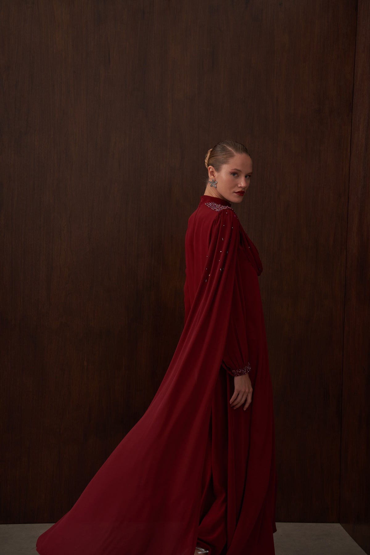 Degaje Dökümlü El İşi Boncuk Detaylı Pelerin Elbise - bordo