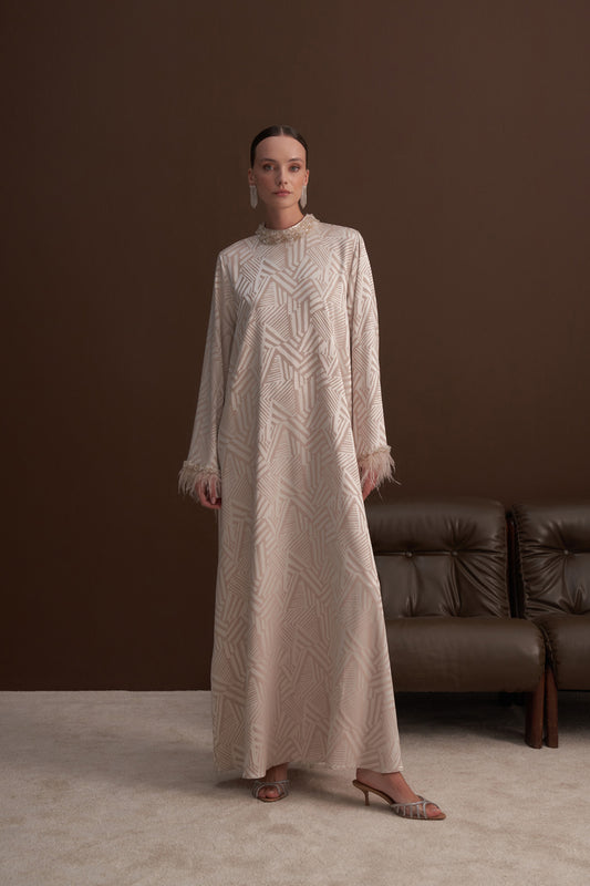 Yakası Taş ve Tüy Detaylı Elbise - Bej