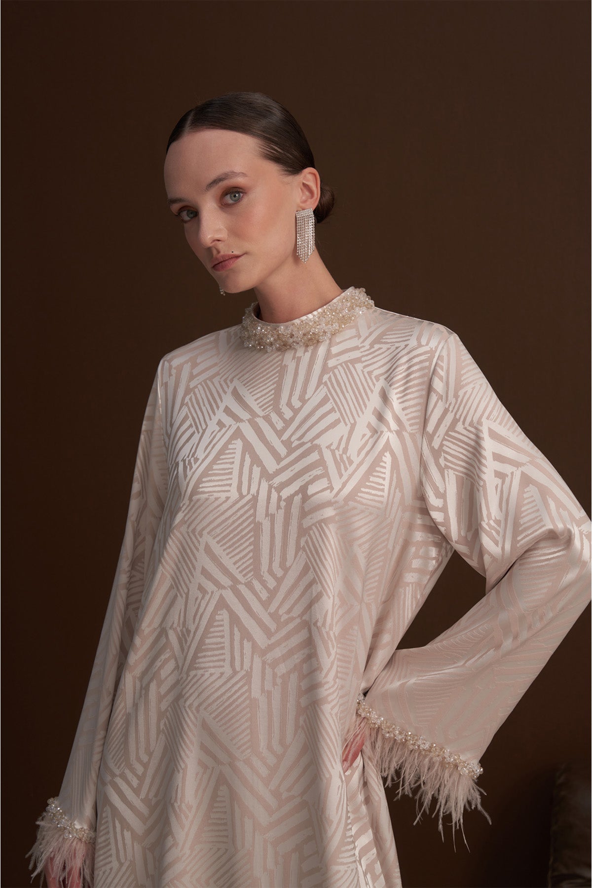 Yakası Taş ve Tüy Detaylı Elbise - Bej