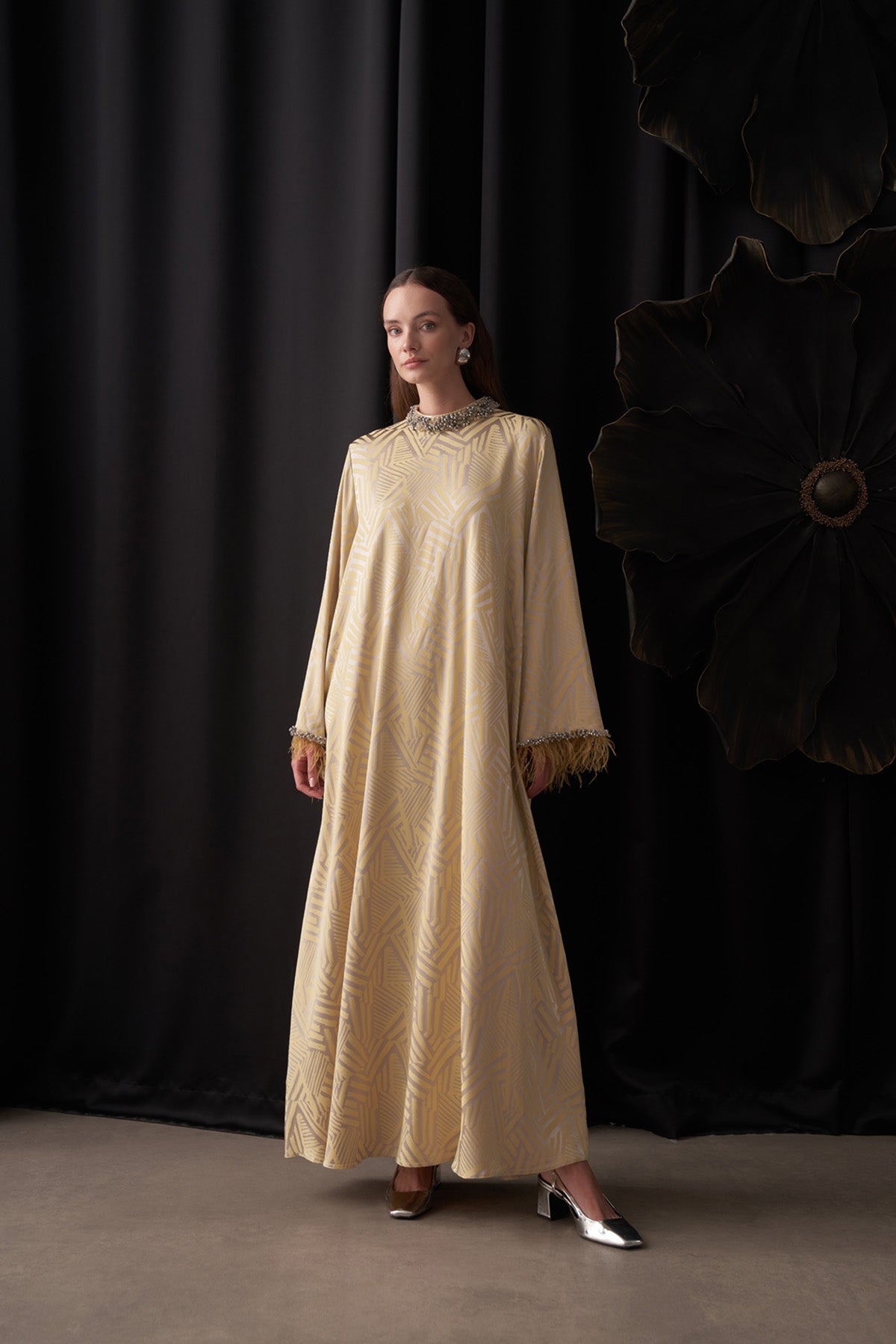 Yakası Taş ve Tüy Detaylı Elbise - Sarı