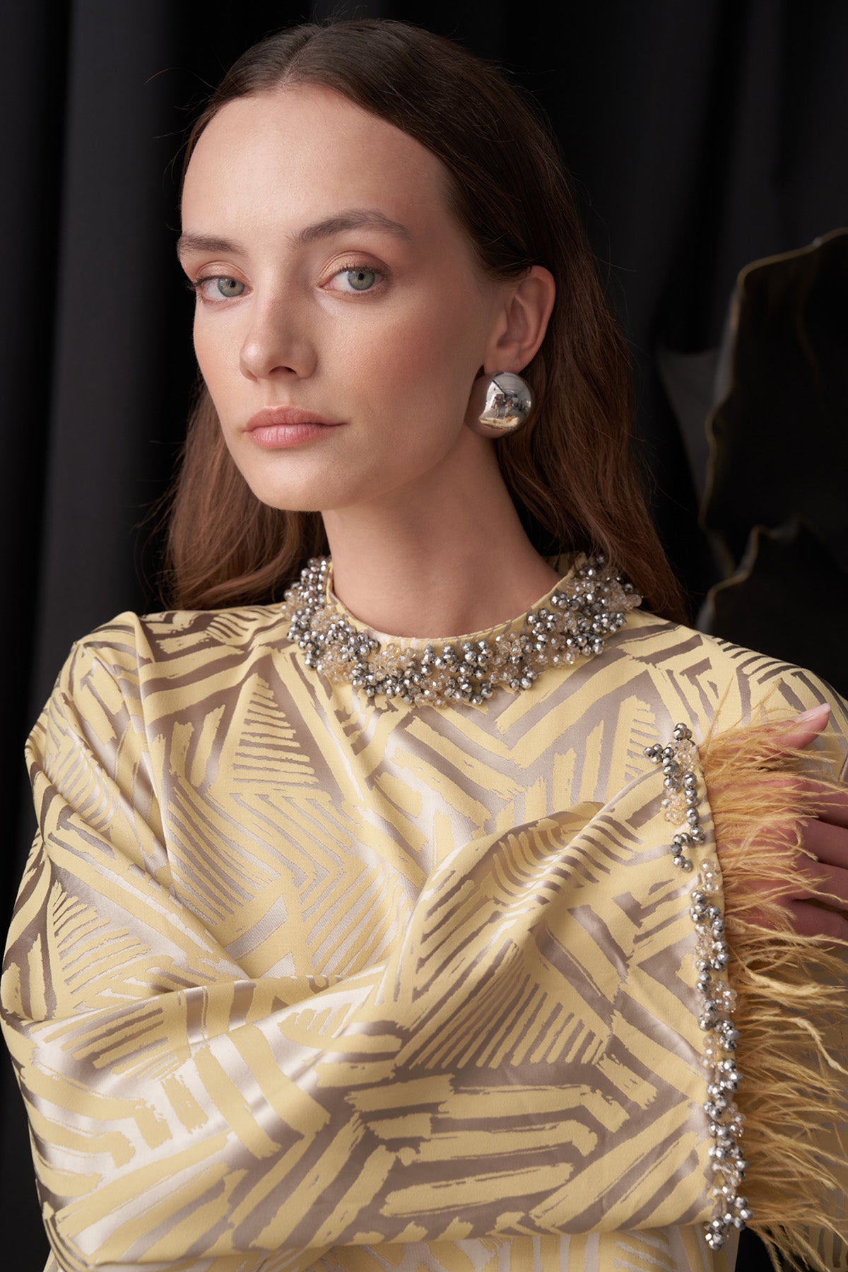 Yakası Taş ve Tüy Detaylı Elbise - Sarı