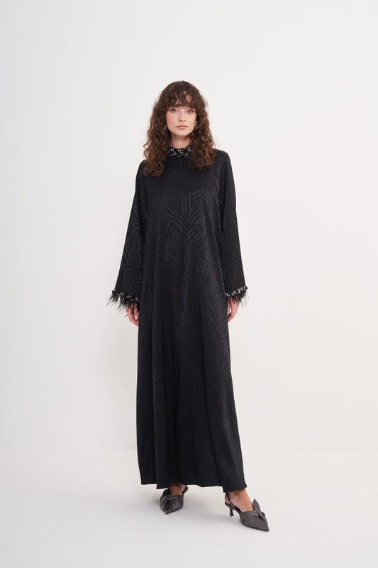 Yakası Taş ve Tüy Detaylı Elbise - Siyah