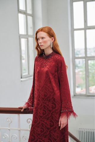 Taş ve Tüy Detaylı Jakarlı Elbise - bordo2