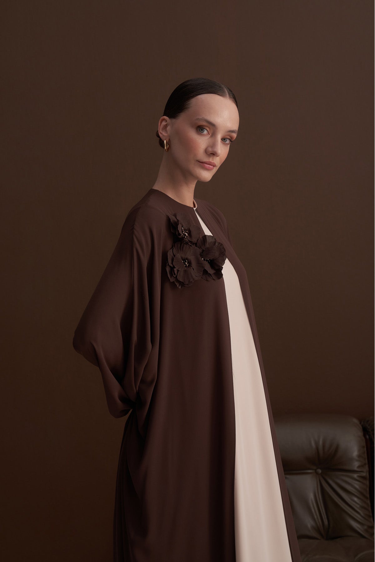 Çiçek Aksesuar Detaylı Şifon Elbise - kahve