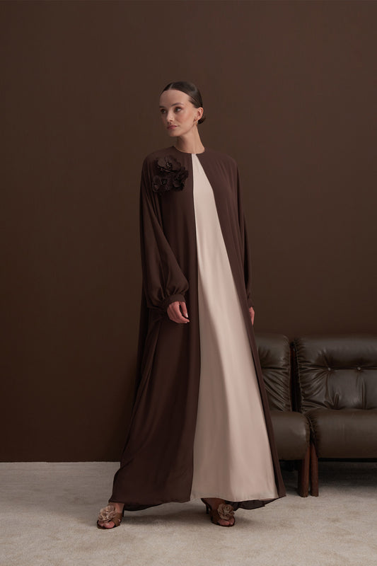 Çiçek Aksesuar Detaylı Şifon Elbise - kahve