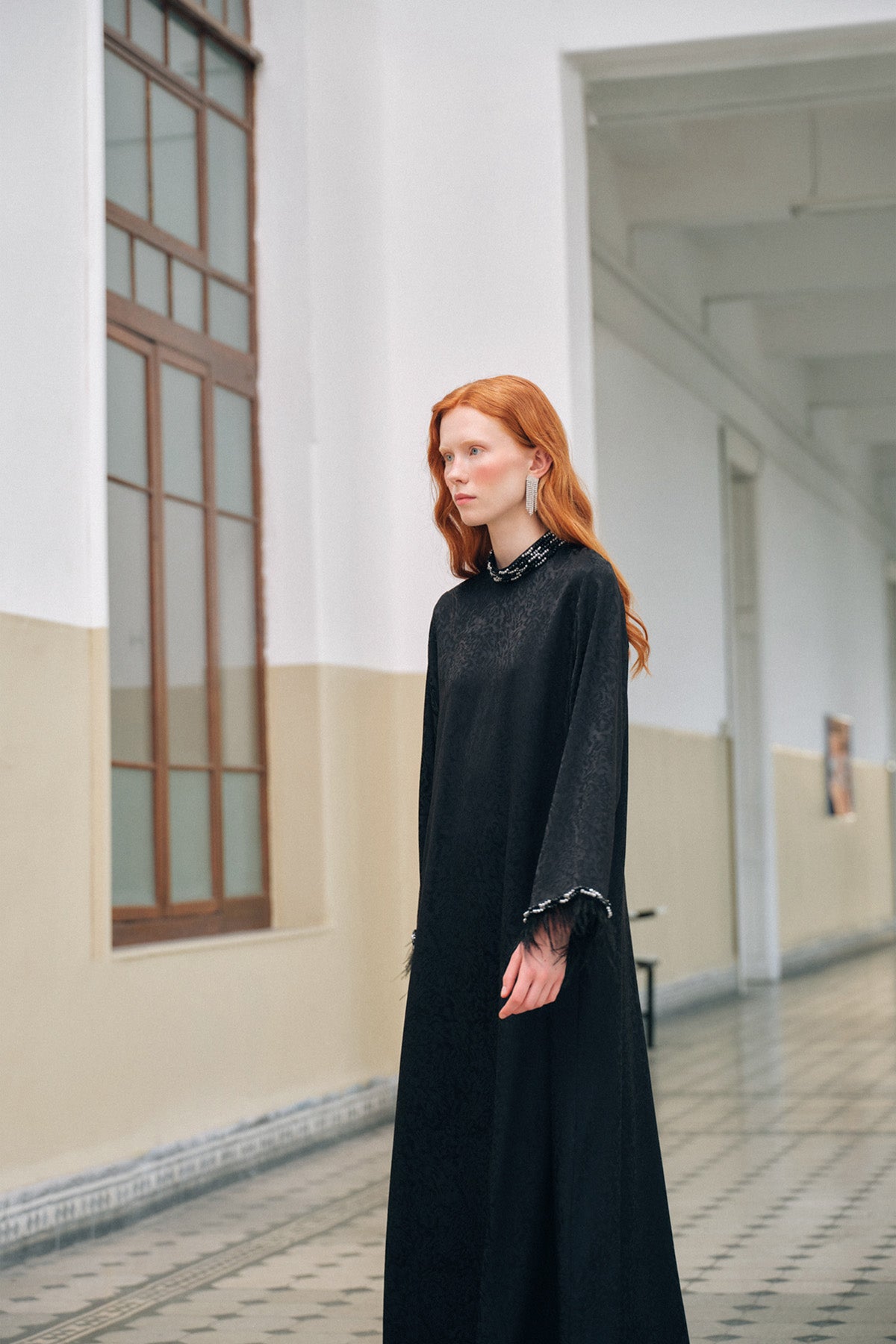 Taş ve Tüy Detaylı Jakarlı Elbise - siyah