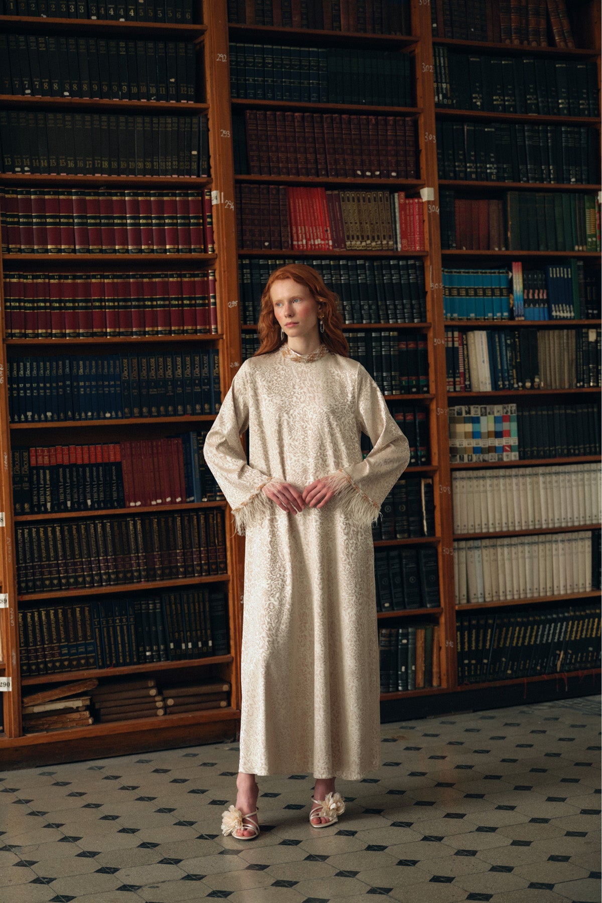 Taş ve Tüy Detaylı Jakarlı Elbise - bej