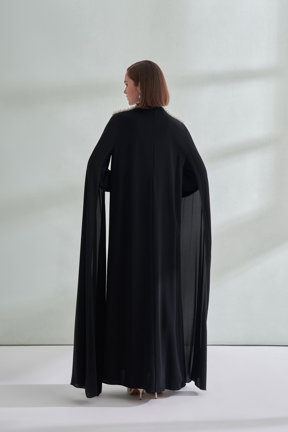 Pelerin ve El İşi İnci Süsleme Detaylı Elbise