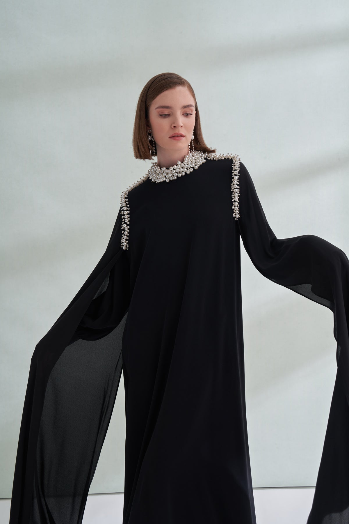 Pelerin ve El İşi İnci Süsleme Detaylı Elbise