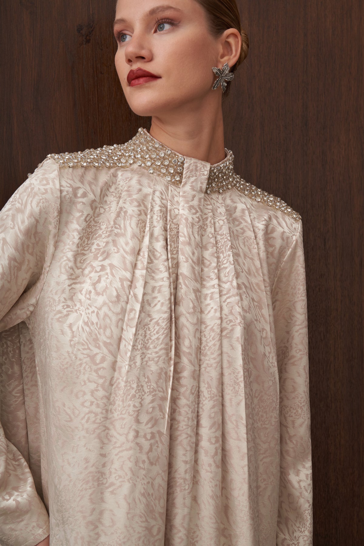 Jakar İpek Kumaş Hakim Yaka Elişi Detaylı Elbise - bej