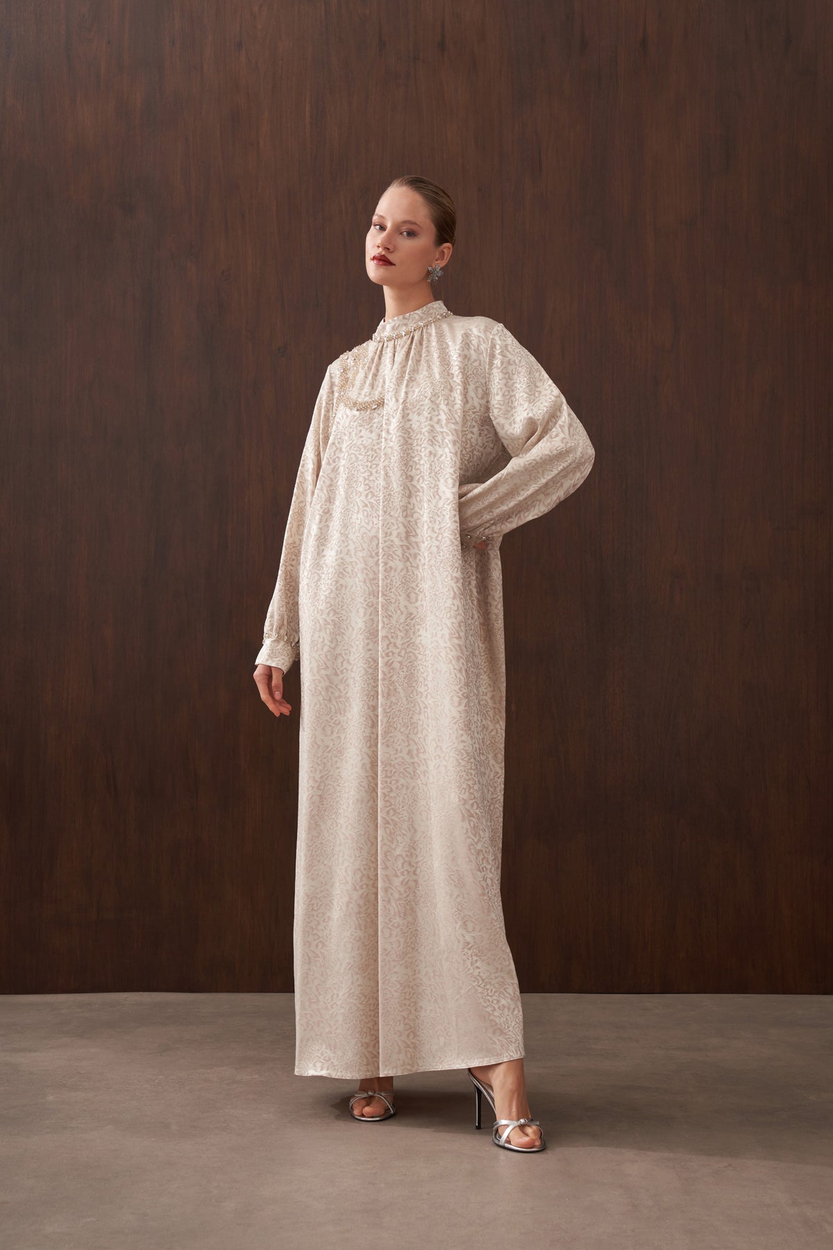 Jakar İpek Kumaş Omuzu Elişi Detaylı Elbise - bej